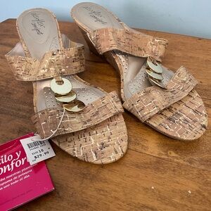 Dexflex Comfort Sandals with Gold Accents Size 10 NWT